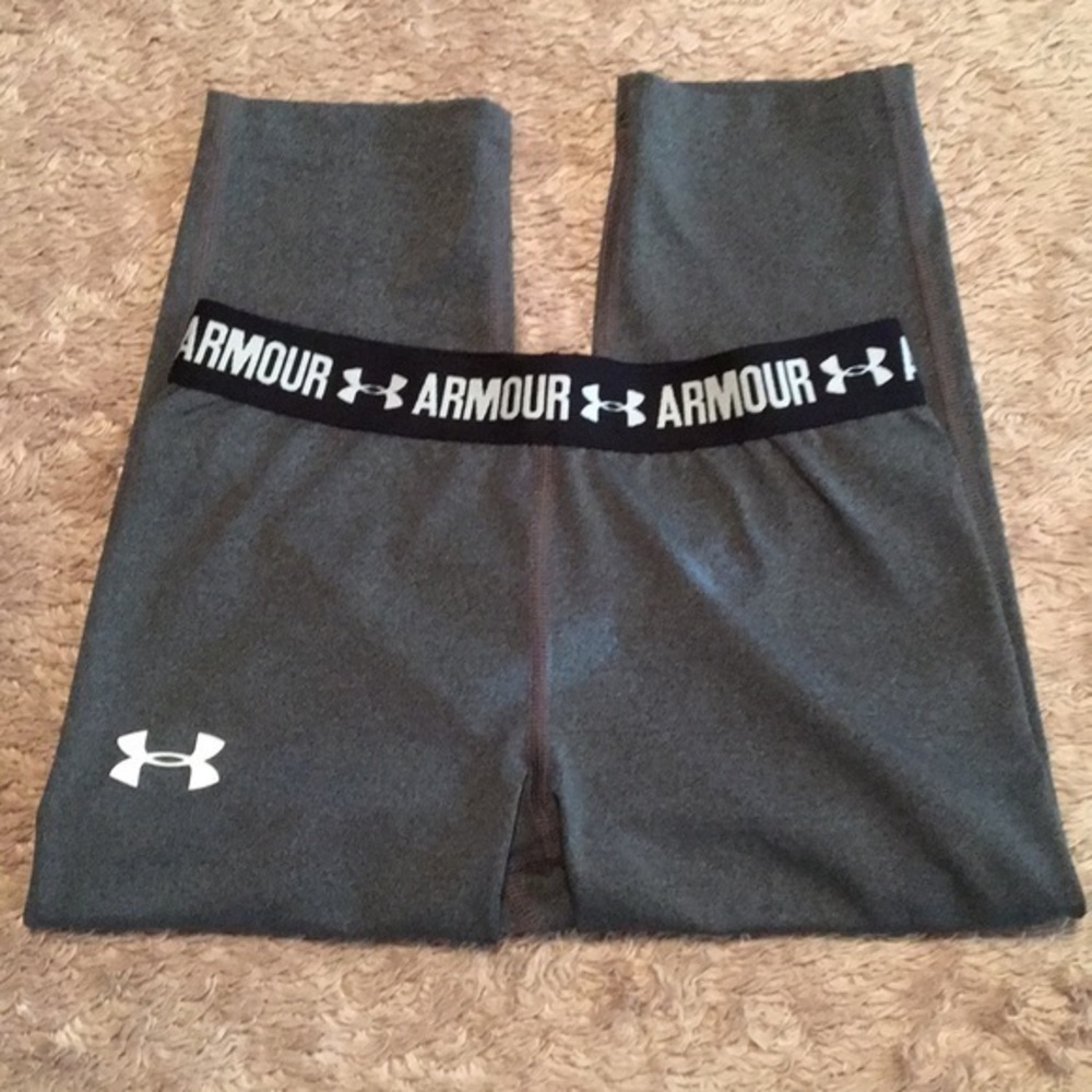 🎉HP🎉 UNDER ARMOUR Girls Capris - sz YXS